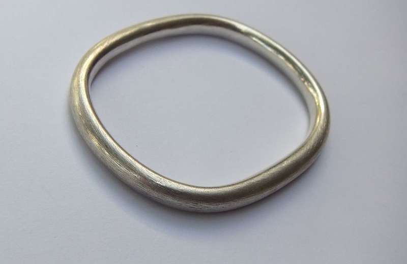 A HIGH QUALITY VINTAGE ITALIAN DESIGNER 800 SILVER TUBULAR RECTANGULAR BANGLE - STAMPED AND TESTED