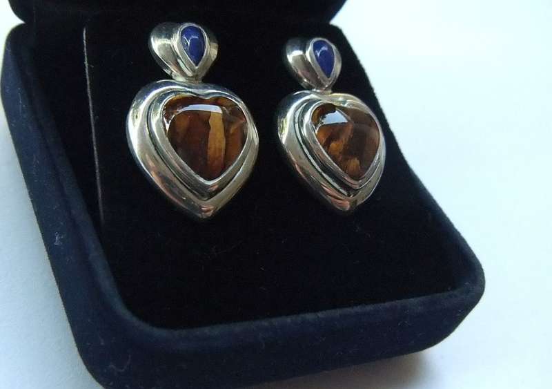 A TOP QUALITY SOLID STERLING SILVER PAIR OF EARRINGS SET WITH CABOCHON TIGERS EYE & LAPIS LAZULI
