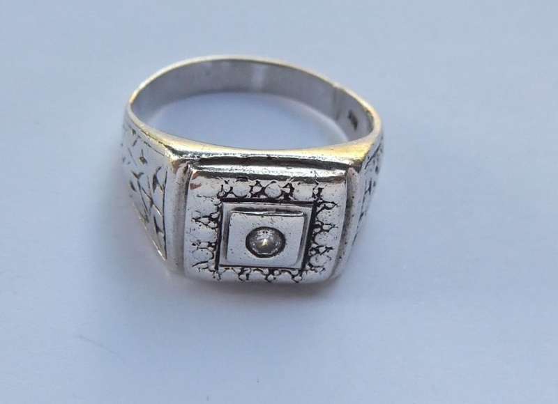A LARGE SIZE SOLID STERLING SILVER RING SET WITH A FACETED  STONE - STAMPED AND TESTED