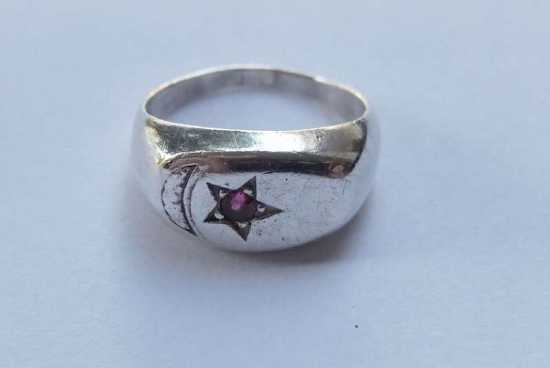 A VINTAGE SOLID STERLING SILVER RING WITH MOON & RED STAR DESIGN - STAMPED AND TESTED