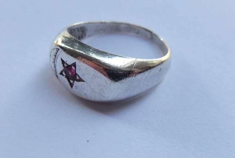 A VINTAGE SOLID STERLING SILVER RING WITH MOON & RED STAR DESIGN - STAMPED AND TESTED