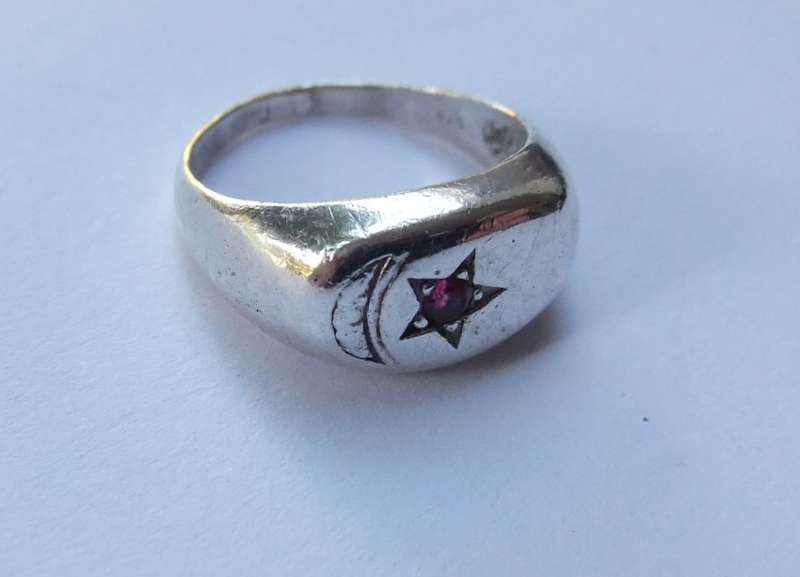 A VINTAGE SOLID STERLING SILVER RING WITH MOON & RED STAR DESIGN - STAMPED AND TESTED