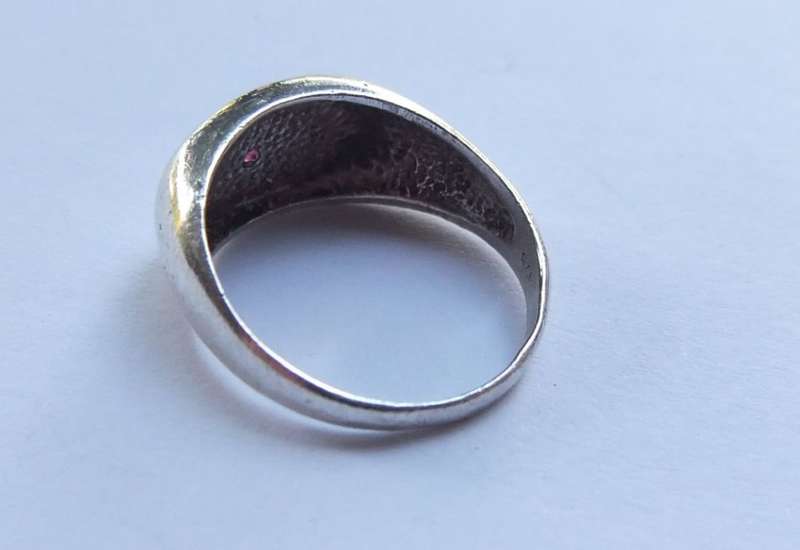 A VINTAGE SOLID STERLING SILVER RING WITH MOON & RED STAR DESIGN - STAMPED AND TESTED