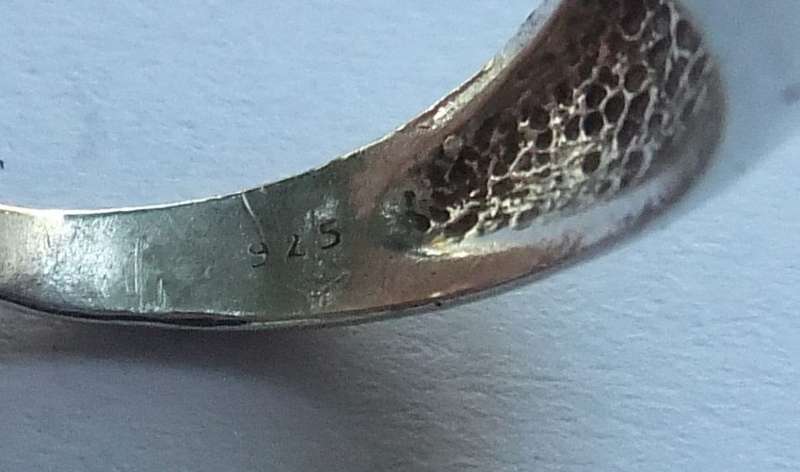 A VINTAGE SOLID STERLING SILVER RING WITH MOON & RED STAR DESIGN - STAMPED AND TESTED