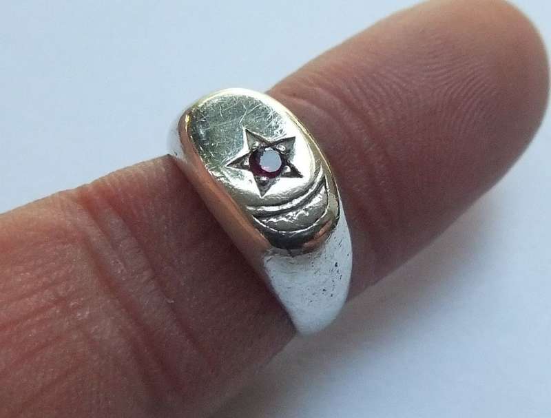 A VINTAGE SOLID STERLING SILVER RING WITH MOON & RED STAR DESIGN - STAMPED AND TESTED