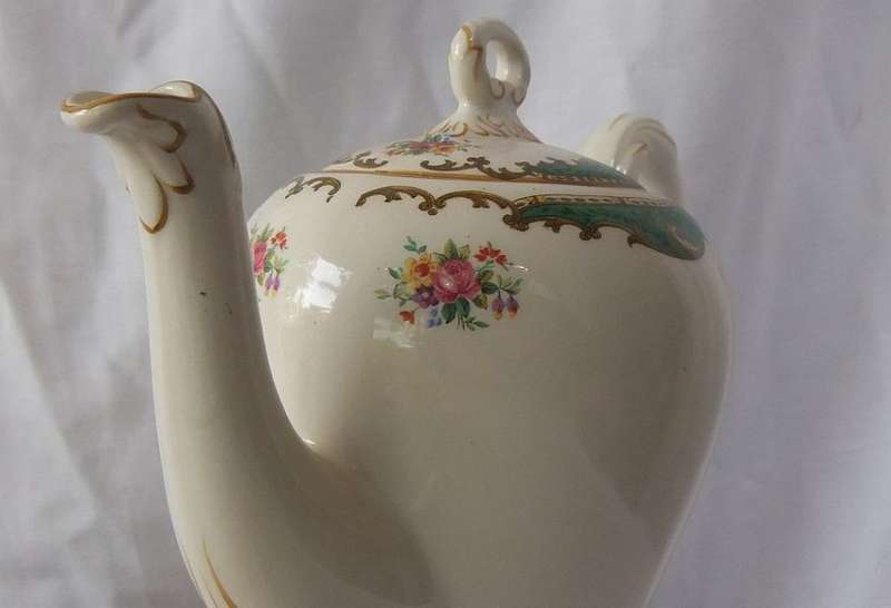 A VINTAGE PORCELAIN ESPRESSO SET BY MYOTT ENGLAND IN GREAT CONDITION