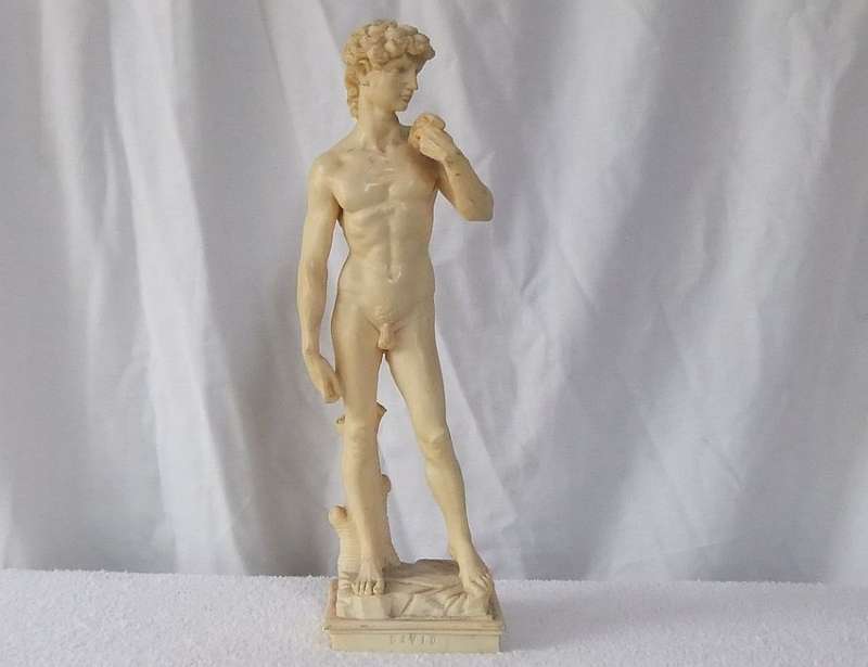 A TALL VINTAGE ITALIAN MADE RESIN COMPOSITE STATUE OF DAVID WITH INITIALS ON BASE RIM
