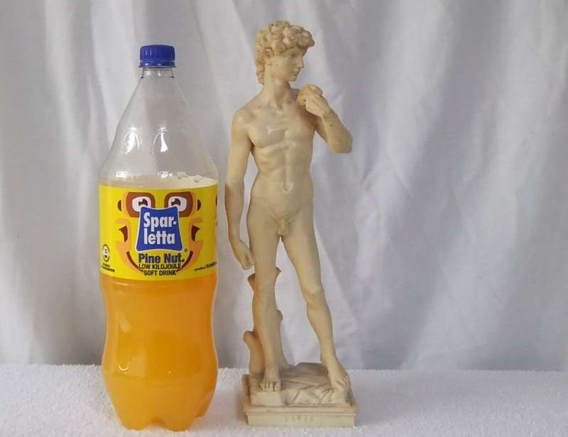 A TALL VINTAGE ITALIAN MADE RESIN COMPOSITE STATUE OF DAVID WITH INITIALS ON BASE RIM