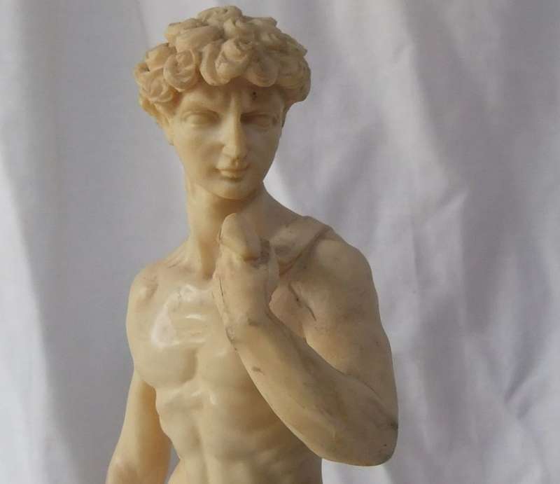 A TALL VINTAGE ITALIAN MADE RESIN COMPOSITE STATUE OF DAVID WITH INITIALS ON BASE RIM