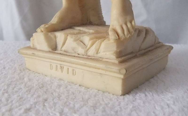 A TALL VINTAGE ITALIAN MADE RESIN COMPOSITE STATUE OF DAVID WITH INITIALS ON BASE RIM