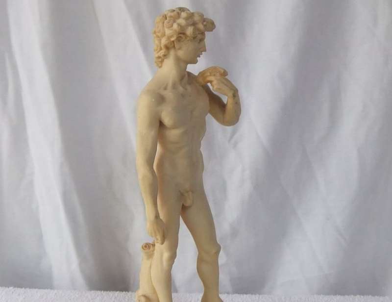 A TALL VINTAGE ITALIAN MADE RESIN COMPOSITE STATUE OF DAVID WITH INITIALS ON BASE RIM