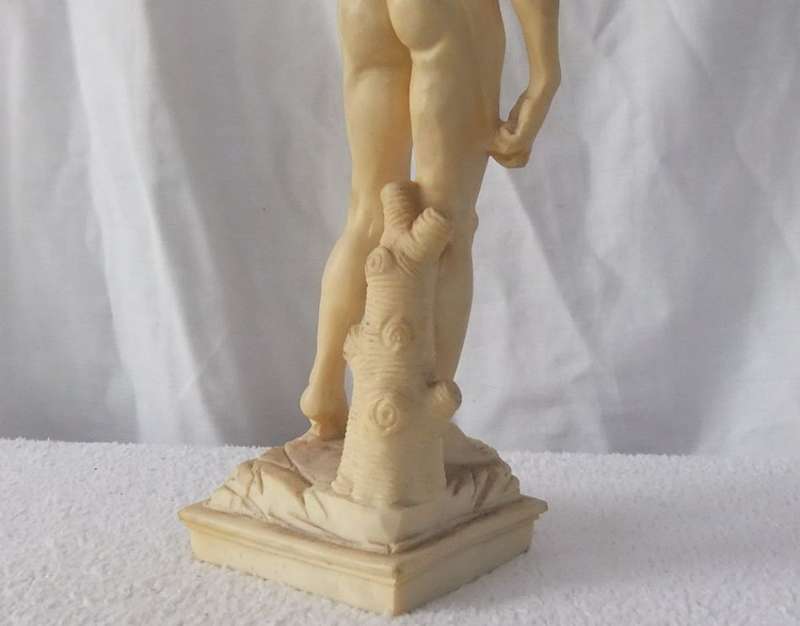 A TALL VINTAGE ITALIAN MADE RESIN COMPOSITE STATUE OF DAVID WITH INITIALS ON BASE RIM