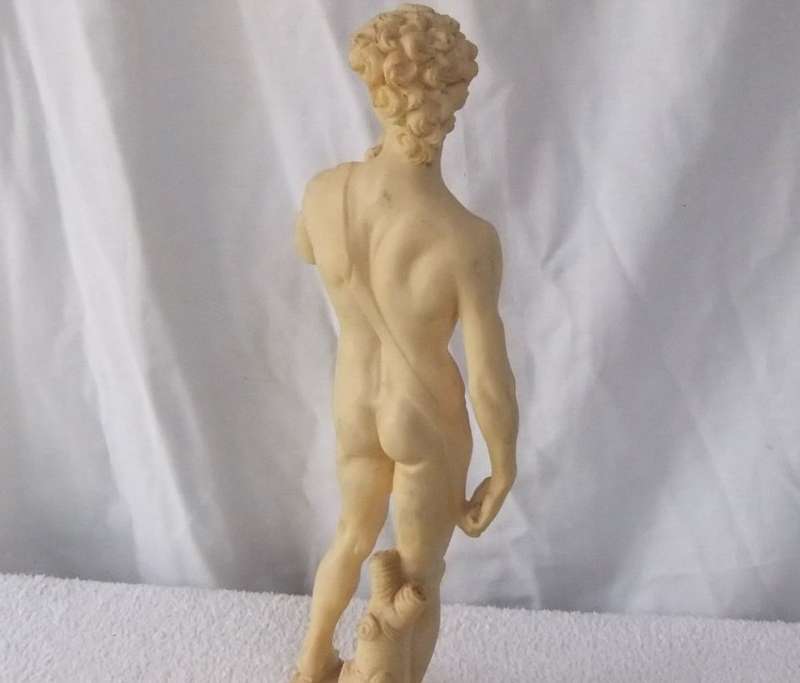 A TALL VINTAGE ITALIAN MADE RESIN COMPOSITE STATUE OF DAVID WITH INITIALS ON BASE RIM