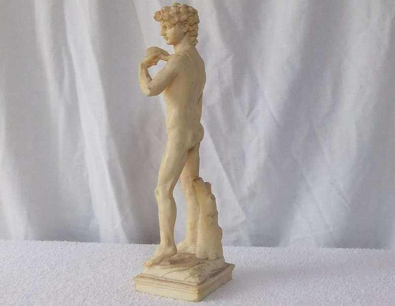 A TALL VINTAGE ITALIAN MADE RESIN COMPOSITE STATUE OF DAVID WITH INITIALS ON BASE RIM