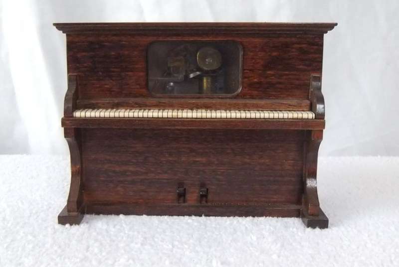A RARE VINTAGE SWISS MUSIC BOX WORKING 100% - WOODEN PIANO - SEE PICS