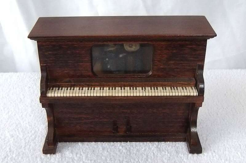 A RARE VINTAGE SWISS MUSIC BOX WORKING 100% - WOODEN PIANO - SEE PICS