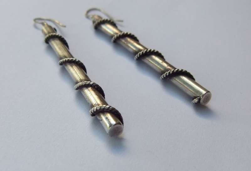 A GOOD QUALITY STERLING SILVER PAIR OF COLUMN FORM DROP AND DANGLE EARRINGS - FULLY TESTED