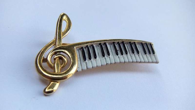 VINTAGE MUSICAL THEME BROOCH - DESIGNER STAMP