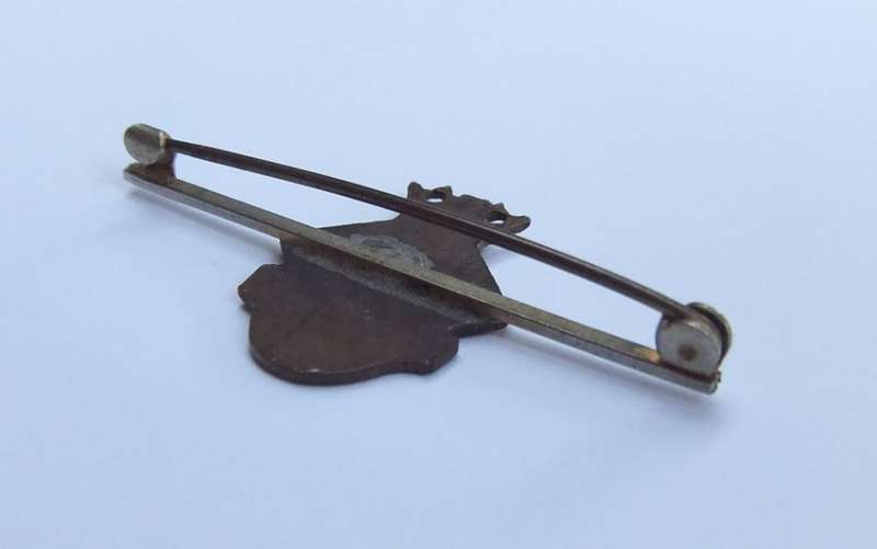 A RARE VINTAGE BADGE FROM THE H.M.S HERMES - BRITISH AIRCRAFT CARRIER 1959 - 1984