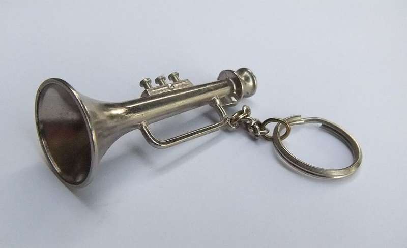 A VINTAGE SOLID METAL TRUMPET MOTIF KEYRING
