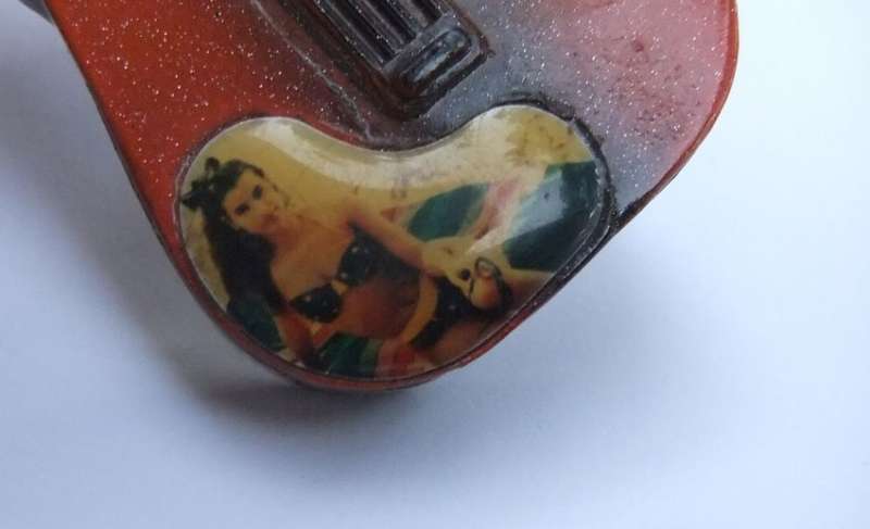 A VINTAGE GUITAR FORM METAL ELECTRICAL LIGHTER - NO GAS BUT SPARKS