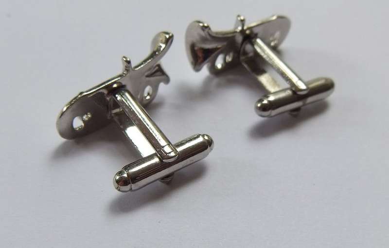 A VINTAGE PAIR OF SILVER TONE TRUMPET THEMED CUFFLINKS IN EXCELLENT CONDITION