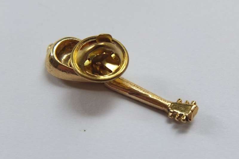 A VINTAGE MANDOLIN LAPEL PIN