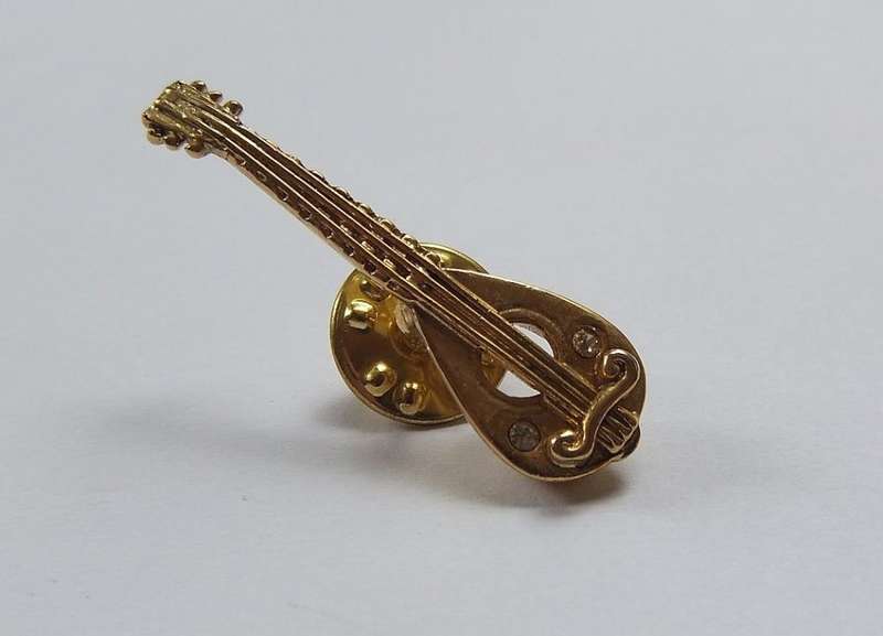 A VINTAGE MANDOLIN LAPEL PIN