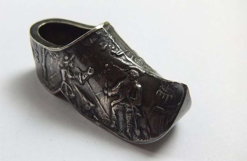 R1 START !! A VINTAGE DUTCH CLOG THEME ORNAMENT WITH STAMPS