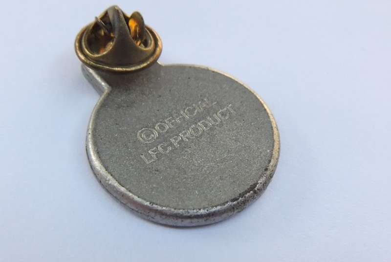 A VINTAGE LIVERPOOL FOOTBALL TEAM FAN BADGE