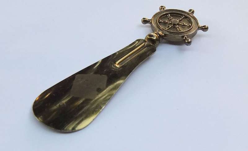A VINTAGE SHOE HORN MADE FOR THE R.M.M.V CARNARVON CASTLE - UNION CASTLE LINE