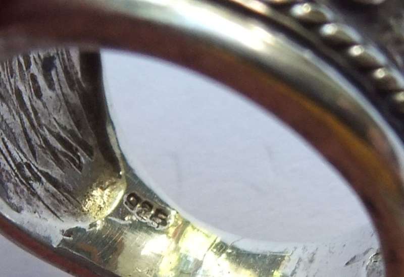 A GORGEOUS THICK HEAVY STERLING SILVER RING WITH FACETED GREEN STONE AND FLEUR DE LIS MOTIF - TESTED