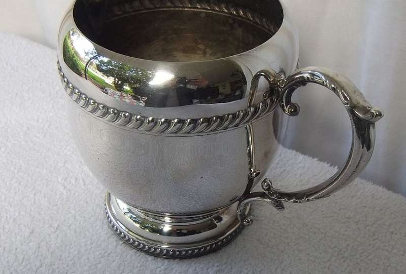 A CLASSY VINTAGE SILVER PLATED COPPER WATER JUG WITH ICE GUARD IN GREAT CONDITION
