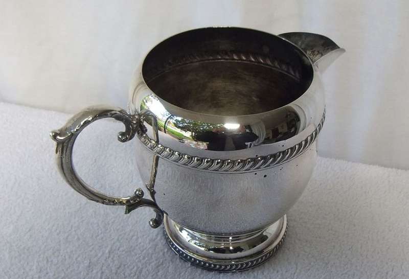 A CLASSY VINTAGE SILVER PLATED COPPER WATER JUG WITH ICE GUARD IN GREAT CONDITION