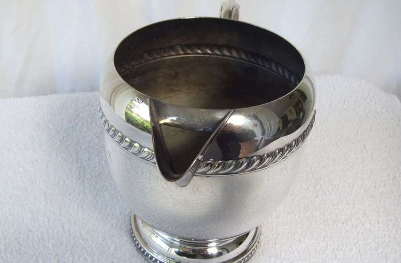 A CLASSY VINTAGE SILVER PLATED COPPER WATER JUG WITH ICE GUARD IN GREAT CONDITION
