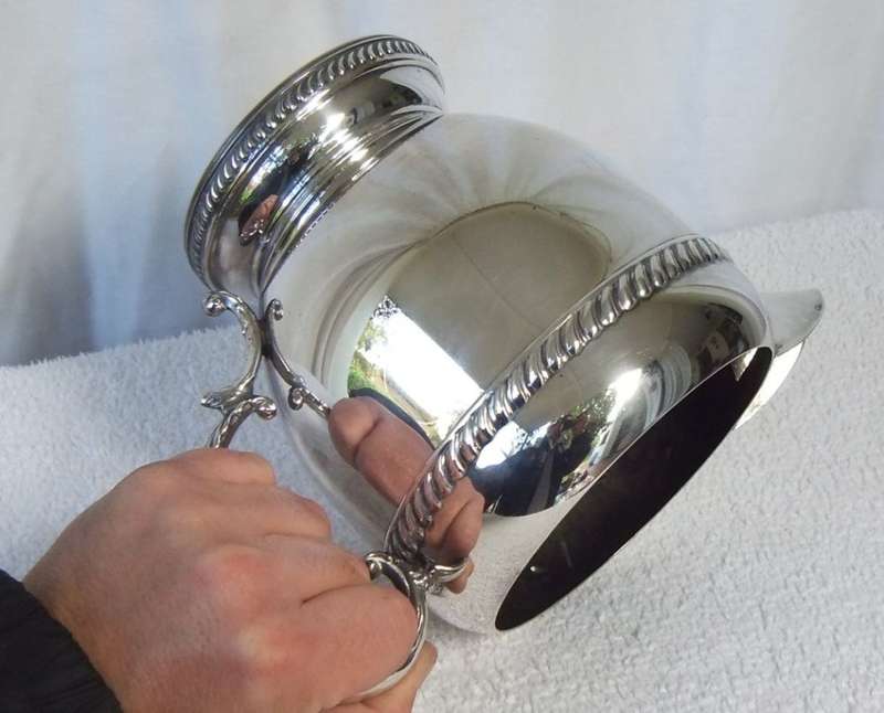 A CLASSY VINTAGE SILVER PLATED COPPER WATER JUG WITH ICE GUARD IN GREAT CONDITION