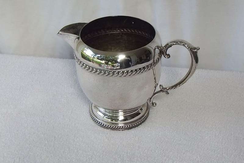 A CLASSY VINTAGE SILVER PLATED COPPER WATER JUG WITH ICE GUARD IN GREAT CONDITION