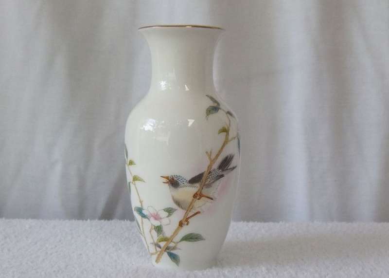 A CHARMING VINTAGE JAPANESE PORCELAIN VASE DEPICTING A JAY BIRD FROM THE KAKESU COLLECTION