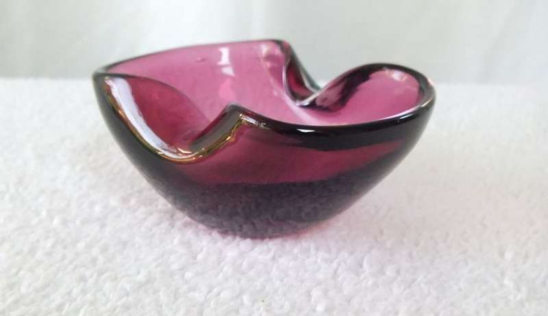 A LOVELY VINTAGE GENUINE MURANO GLASS ASHTRAY IN EXCELLENT CONDITION WITH ORIGINAL STICKER