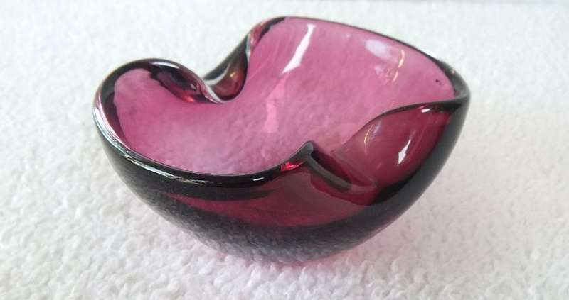 A LOVELY VINTAGE GENUINE MURANO GLASS ASHTRAY IN EXCELLENT CONDITION WITH ORIGINAL STICKER