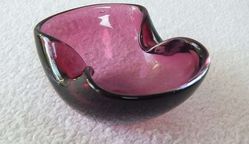 A LOVELY VINTAGE GENUINE MURANO GLASS ASHTRAY IN EXCELLENT CONDITION WITH ORIGINAL STICKER
