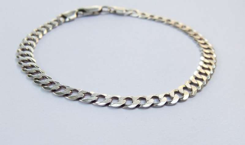 A GOOD QUALITY SOLID STERLING SILVER CURB LINK BRACELET - FULLY STAMPED AND TESTED