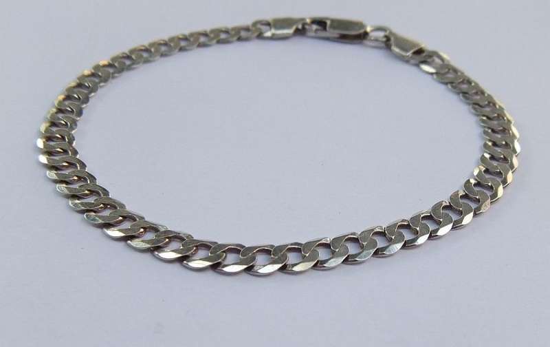 A GOOD QUALITY SOLID STERLING SILVER CURB LINK BRACELET - FULLY STAMPED AND TESTED