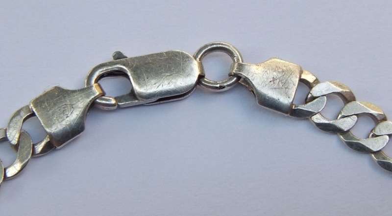 A GOOD QUALITY SOLID STERLING SILVER CURB LINK BRACELET - FULLY STAMPED AND TESTED