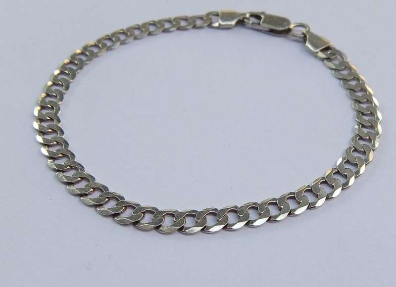 A GOOD QUALITY SOLID STERLING SILVER CURB LINK BRACELET - FULLY STAMPED AND TESTED