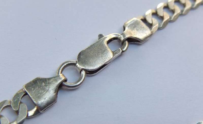 A GOOD QUALITY SOLID STERLING SILVER CURB LINK BRACELET - FULLY STAMPED AND TESTED
