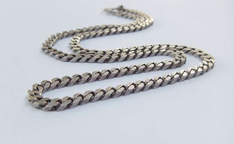 A SUPER HEAVY 51 CM SOLID STERLING SILVER CHAIN LINK NECKLACE - STAMPED AND TESTED