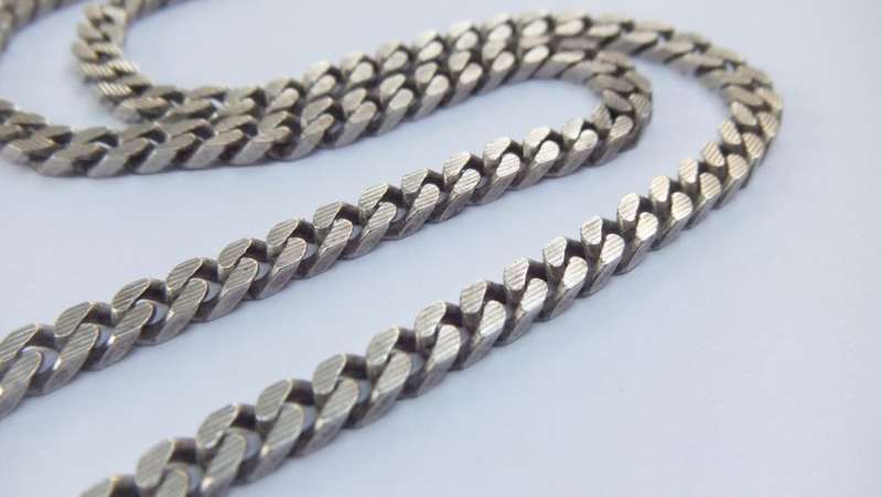 A SUPER HEAVY 51 CM SOLID STERLING SILVER CHAIN LINK NECKLACE - STAMPED AND TESTED