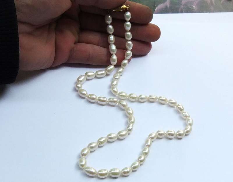 A CLASSY VINTAGE GENUINE CULTURED PEARL NECKLACE WITH A GOLD PLATED SILVER CLASP