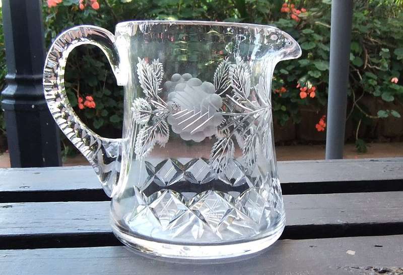TOP CLASS !! AN EXQUISITE OLD CUT GLASS WATER JUG IN GREAT CONDITION FOR AGE - LOOK